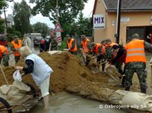 Pri povodniach u zasahuje 79 vojakov aj s technikou