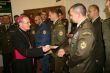 Biskup Rbek medzi vojenskmi policajtmi2